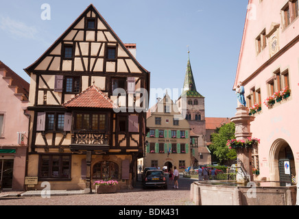 Turckheim, Alsace, Haut-Rhin, France, Europe. Bâtiments historiques dans le village médiéval et pittoresque sur la route des vins d'Alsace Banque D'Images