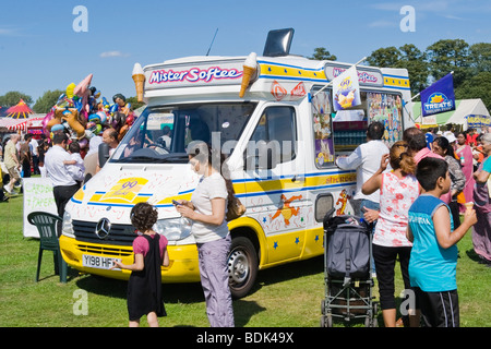 Gunnersbury Park , London Mela South Asian Festival , Mr Softee Ice Cream van avec des foules & fun juste en arrière-plan Banque D'Images