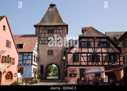 Tour de la passerelle et les bâtiments historiques en ville fortifiée pittoresque cité médiévale sur la route des vins. Turckheim Alsace France Europe. Banque D'Images