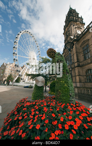 'Mary le tampon Girl' un salon floral croissant figure féminine placée à l'extérieur de Sheffield 'Hôtel de Ville' 'Grande-bretagne' Banque D'Images