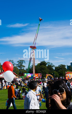 Gunnersbury Park , London Mela South Asian Festival , foules & ballons dans fun fair salon avec antenne tempête ride Banque D'Images