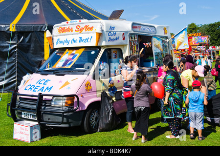 Gunnersbury Park , London Mela South Asian Festival , Mr Softee Ice Cream van avec des foules & fun juste en arrière-plan Banque D'Images