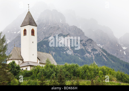 Petite église près de pied d'une montagne dans les Alpes autrichiennes Banque D'Images