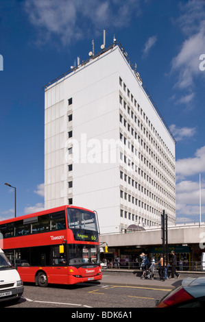 Bâtiment BBC par la station Ealing Broadway, Ealing, W5, Londres, Royaume-Uni Banque D'Images