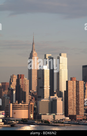 Empire state building et fermer NY skyline at Dusk Banque D'Images