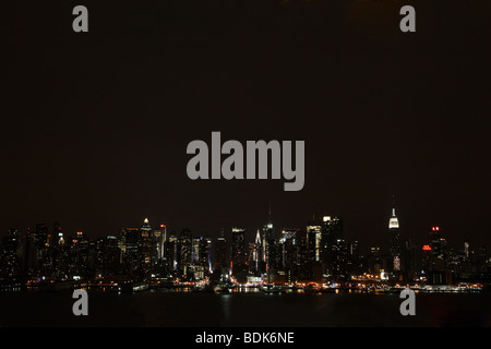 New York City Skyline at Night, regardant vers l'Est Banque D'Images