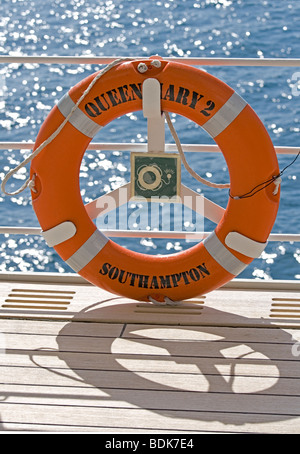 Anneau de vie sur QM2, phare de la Cunard Liner. Banque D'Images