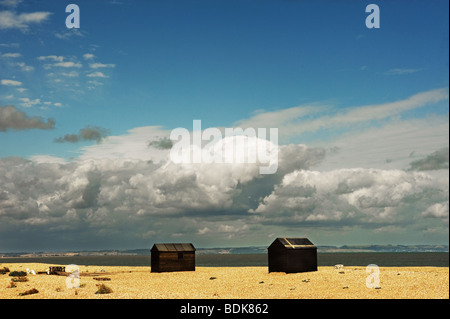 Fishermens cabanes de bois sur la plage de galets à Dungeness, dans le Kent. Banque D'Images