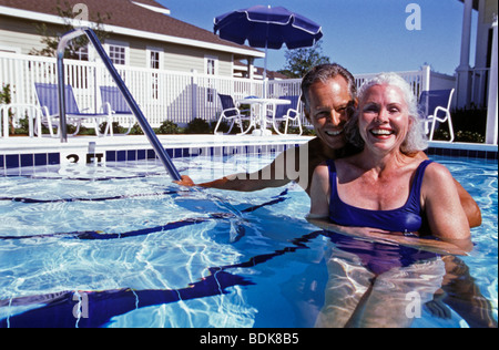 Senior couple in Pool Banque D'Images