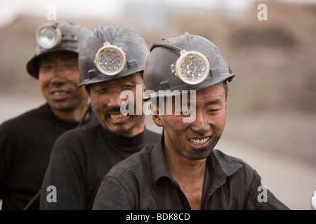 Minera sur une moto sur le chemin du retour à la fin de leur quart, Wuda domaine du charbon près de Wu Hai, en Mongolie Intérieure Banque D'Images