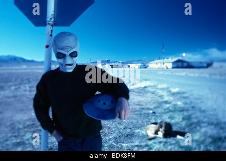 Homme posant en costume étranger à l'Area 51, Rachel, Nevada, Banque D'Images