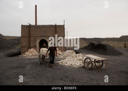 Domaine du charbon Wuda, Wu Hai, Mongolie intérieure ; fabrication de briques de four haute température. Sans normes de santé la forte pollution de l'air Banque D'Images