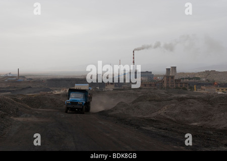 Charbon Wuda champ près de Wu Hai, en Mongolie intérieure, un camion apporte le charbon de qualité inférieure à ce dépotoir près de la mine de charbon. Banque D'Images