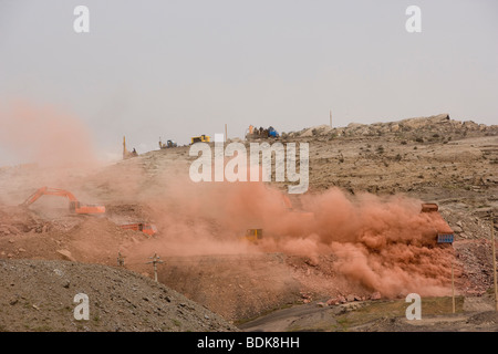 Diggers chargement des camions avec du minerai poussiéreux et rock pour exposer dans le charbon charbon Wuda champ près de Wu Hai, en Mongolie Intérieure Banque D'Images