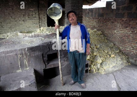 Charbon Wuda champ près de Wu Hai, Mongolie Intérieure Yang Cheng Chuan dont la teneur en soufre qu'il a faits sur sa petite usine. Banque D'Images