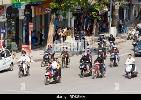 Les gens la trottinette/cyclomoteurs au Vietnam à Hanoi Banque D'Images