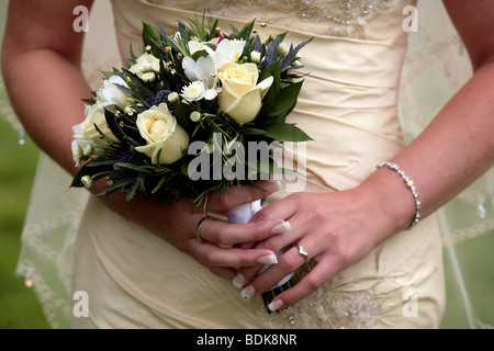 Par Mark Pic Passmore/ www.markpassmore.com. 13/06/2009. Détail photo d'une épouse tenant son bouquet de mariage. Banque D'Images