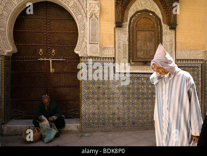 Fes, Maroc, les hommes en costume traditionnel dans la Vieille Ville Banque D'Images