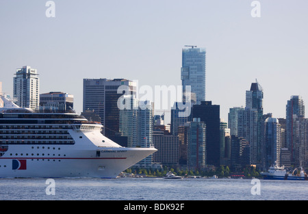 Le Carnival Spirit cruise ship quittant le centre-ville de Vancouver à partir de Coal Harbour, British Columbia, Canada. Banque D'Images