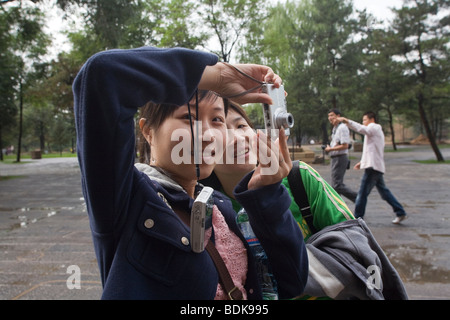 Les touristes chinois le phortograph Shiku Yungang grottes bouddhistes complexe, 16km à l'ouest de Datong, Banque D'Images