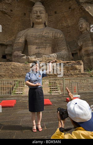 Un touriste a sa photo prise à la Shiku Yungang grottes bouddhistes complexe, 16km à l'ouest de Datong, Banque D'Images