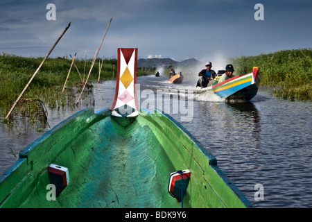 L'Indonésie, Sulawesi, Sengkang, lac Danau Tempe peintes de couleurs vives, petits bateaux de transport Banque D'Images