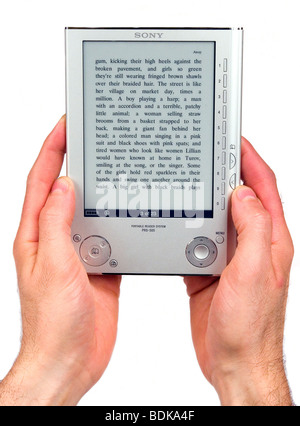 Mains tenant Reader de Sony, un livre numérique portable électronique dispositif de lecture et de stockage Banque D'Images