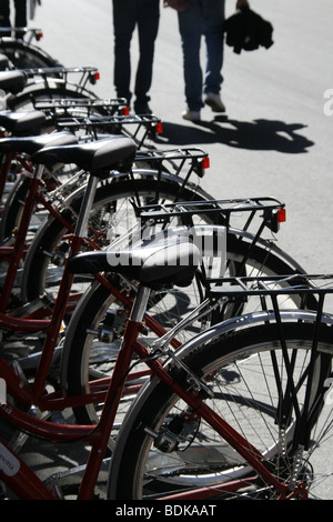 Un service de location de vélos dans la rue à Rome, Italie Banque D'Images