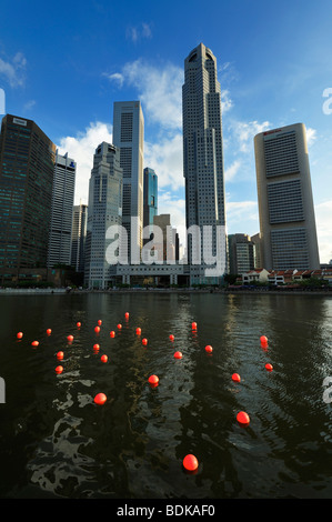 La rivière Singapour, les ballons rouges et le district financier, le NAS de Singapour Banque D'Images