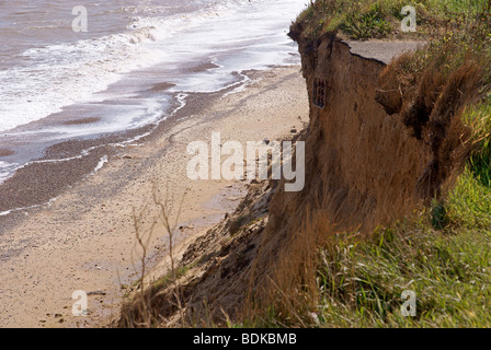 L'érosion des falaises côtières avec des tuyaux de drainage et coupé la route effondrée sous Banque D'Images