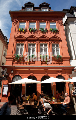 Alte Stadt Heidelberg (vieille ville) personnes ayant un bier dans un bar dans la zone piétonne. - Baden Wurtemberg, Allemagne Banque D'Images