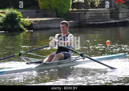 L'aviron sur la rivière Avon à la Warwick régate, Warwickshire, en Angleterre, Royaume-Uni Banque D'Images