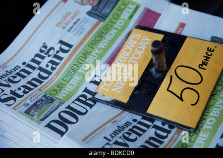 Evening Standard kiosque à journaux. Journaux à vendre. Banque D'Images