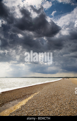 Les nuages orageux sombres planent sur Walberswick, Suffolk, Angleterre, Royaume-Uni. Banque D'Images