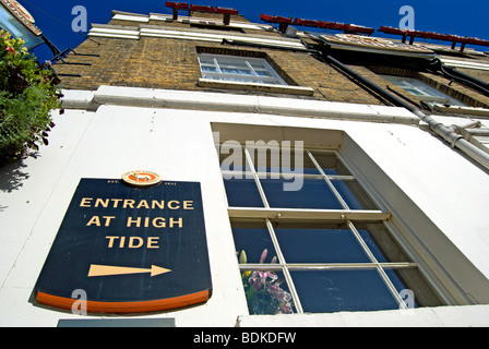 Entrée privée à marée haute à la croix blanche pub et hotel, Richmond upon Thames, Surrey, Angleterre, Banque D'Images