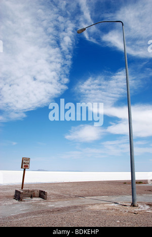 Se laver les pieds et signe en vertu du bassin au réverbère Bonneville Salt Flats Banque D'Images