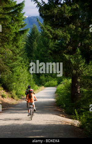 L'équitation de vélo sur la piste vers le lac perdu, Whistler, British Columbia, Canada. Banque D'Images