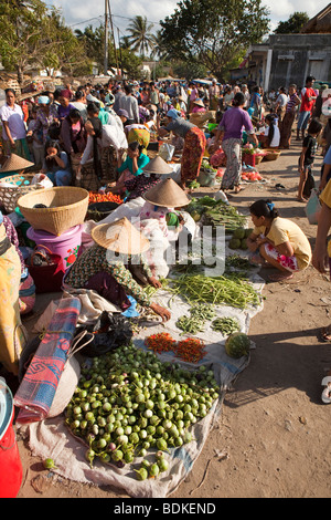 L'Indonésie, Lombok, Kuta, marché hebdomadaire légumes Banque D'Images