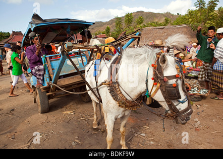 L'Indonésie, Lombok, Kuta, marché hebdomadaire, les moyens de transport locaux Banque D'Images