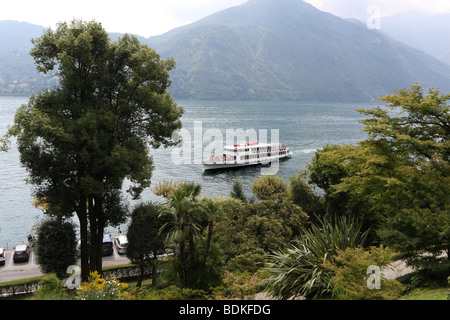 Bateau à passagers sur le lac de Côme vue depuis les jardins de la villa Carlotta, Tremezzo, Lombardie, Italie Banque D'Images