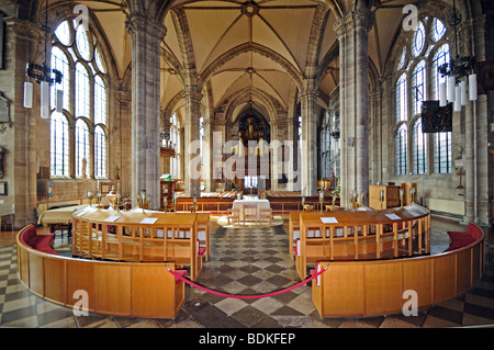 Intérieur de nef gothique et les bas-côtés Collégiale Saint Marys St Mary's Warwick en Angleterre Banque D'Images