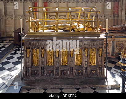 Tombeau et mémorial de laiton doré Richard Beauchamp 1382 à 1439 comte de Warwick à St Marys Saint Mary's Church Warwick en Angleterre Banque D'Images