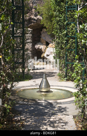 Fontaine en métal en forme de cône à Aphrodite d'orientation par un ruisseau dans une grotte Banque D'Images