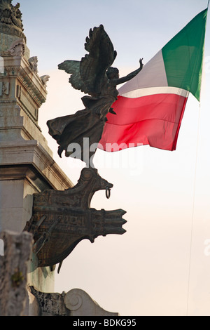 Ange en bronze et le drapeau italien, il Vitttoriano, Rome, Italie Banque D'Images