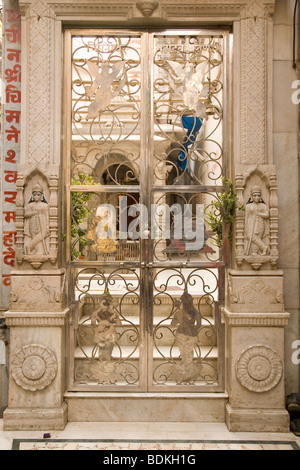 Les portes d'un temple hindou dédié au Dieu Shiva - - stand fermé dans la ville de Varanasi, en Inde. Banque D'Images