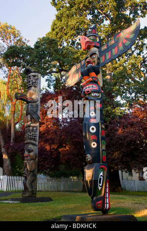 Mâts totémiques de Thunderbird Park, centre-ville de Victoria, île de Vancouver, Colombie-Britannique, Canada. Banque D'Images