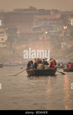 Les touristes de la région Asie Pacifique profitez d'un voyage en bateau tôt le matin sur le brouillard lié Ganga (le Gange) river à Varanasi. Banque D'Images