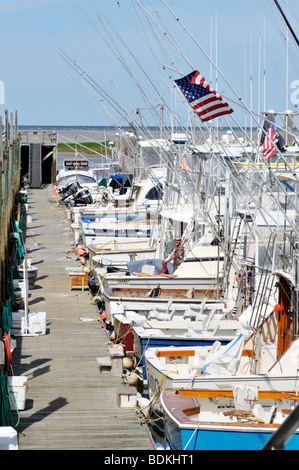 La location de bateaux de pêche alignés stern dans à Rock Harbor, Orléans, Cape Cod Banque D'Images