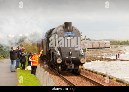 La locomotive à vapeur, le Bon Accord passant sur Culross le Firth of Forth, Ecosse, Royaume-Uni Banque D'Images