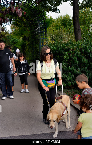 Paris, France - personnes promondant dans le parc Promenade Plantée, femme aveugle avec chien de garde, scène de rue, jardin public Banque D'Images